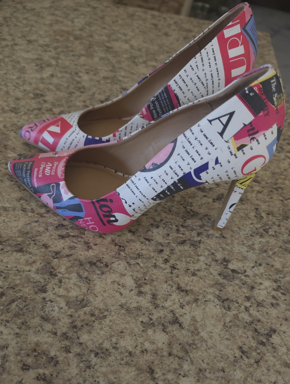 Stylish Newspaper Print Pointed Toe Pumps - White/Pink